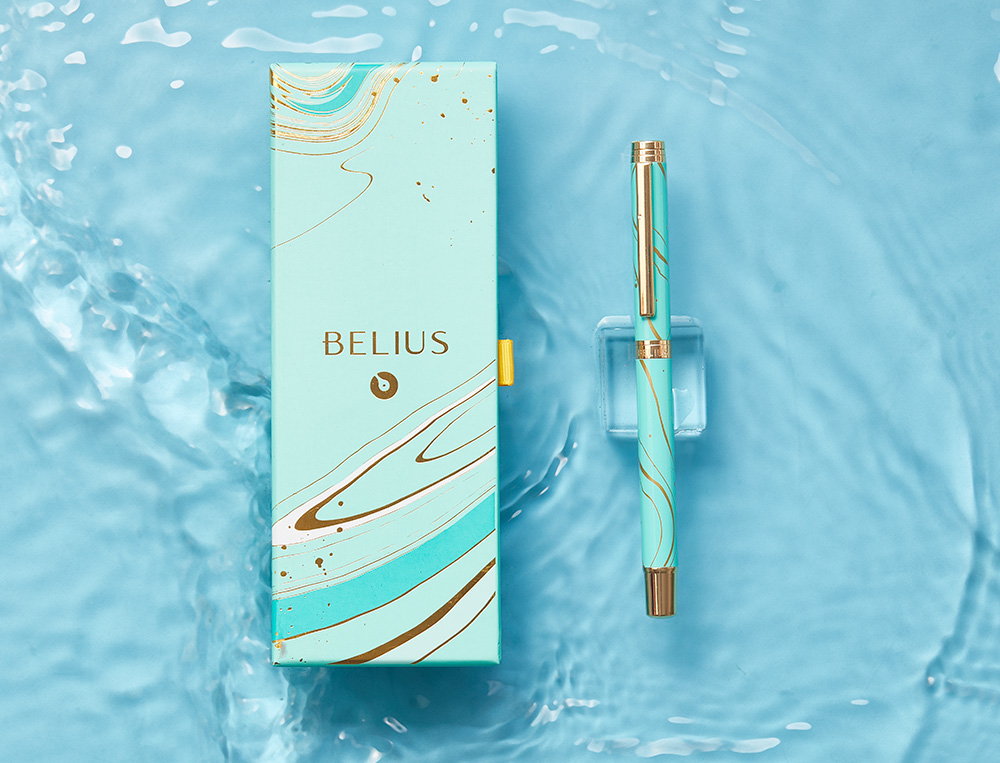 ROLLER BELIUS AQUA ALUMINIUM DETAILS ET ATTRIBUTS OR ENCRE NOIRE COLORIS TURQUOISE DANS COFFRET CADEAU