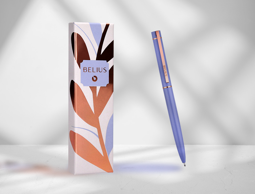 STYLO-BILLE BELIUS ROSE ALUMINIUM DETAILS ET ATTRIBUTS OR ROSE ENCRE BLEUE COLORIS LAVANDE DANS COFFRET CADEAU
